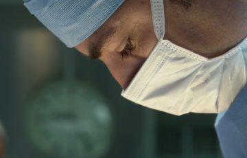 Närbild på en läkare med munskydd