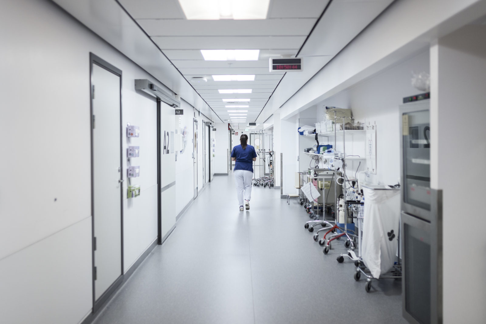 Läkare går genom en lång korridor på akutmottagning.