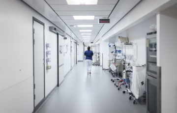 Läkare går genom en lång korridor på akutmottagning.