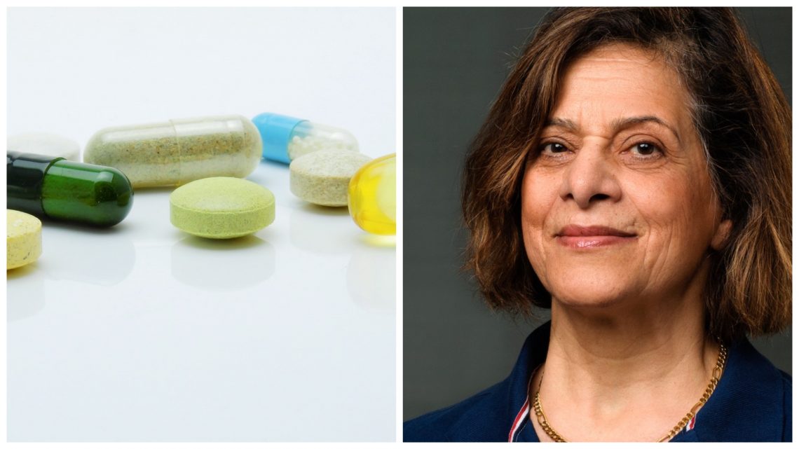 Läkemedel i pillerform i blått och grönt och en kvinna i 60-årsåldern med mörkbrunt hår