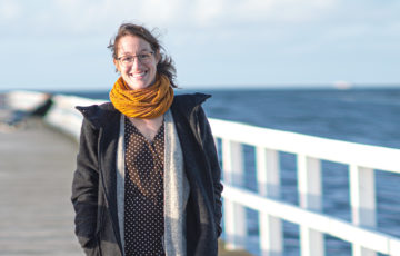 Ida Persson från "aktiv i Läkare för Miljön" går på en brygga utanför Malmö.