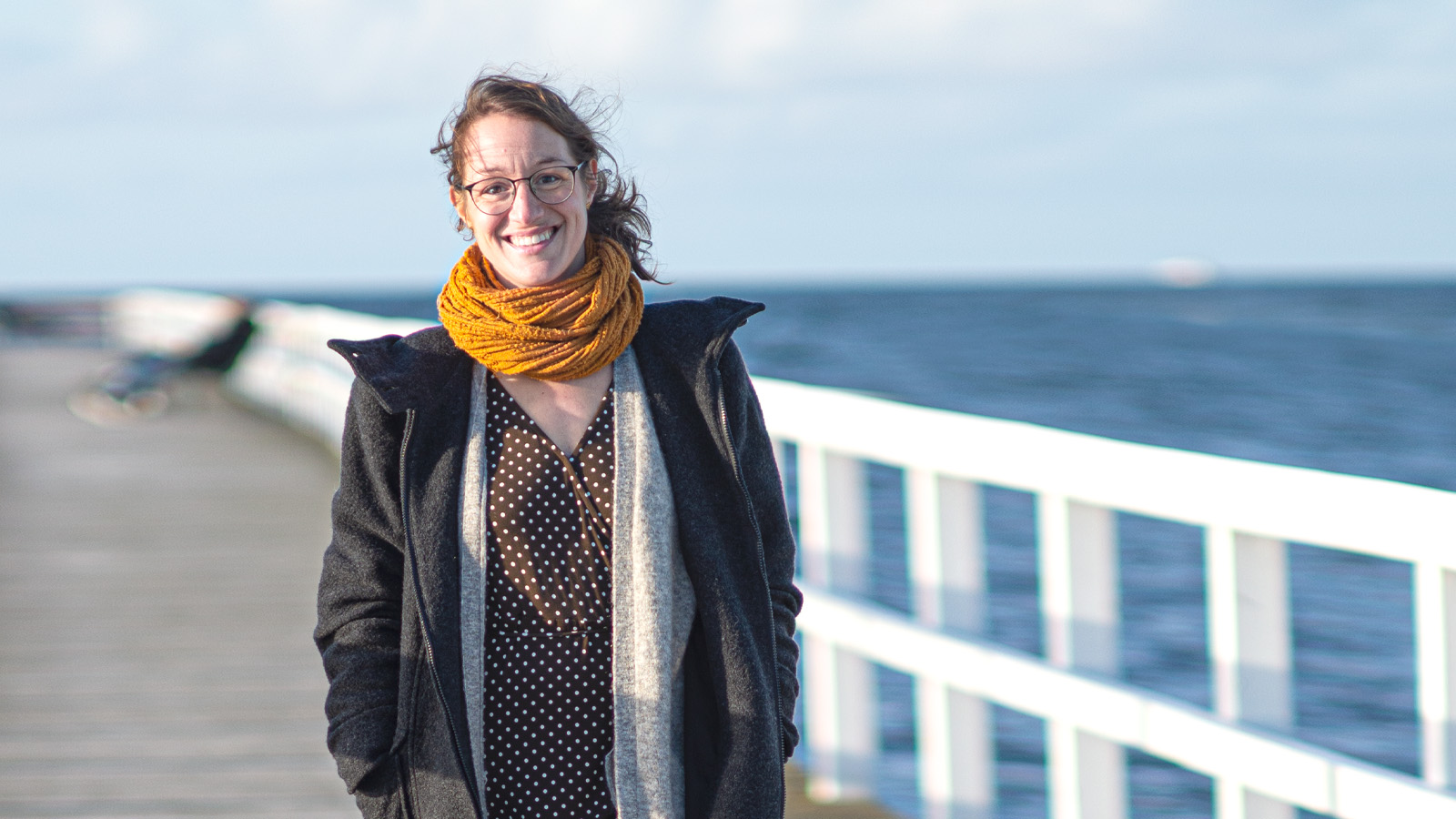 Ida Persson från "aktiv i Läkare för Miljön" går på en brygga utanför Malmö.