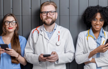 3 läkare med mobiltelefoner funderar på sekretess.