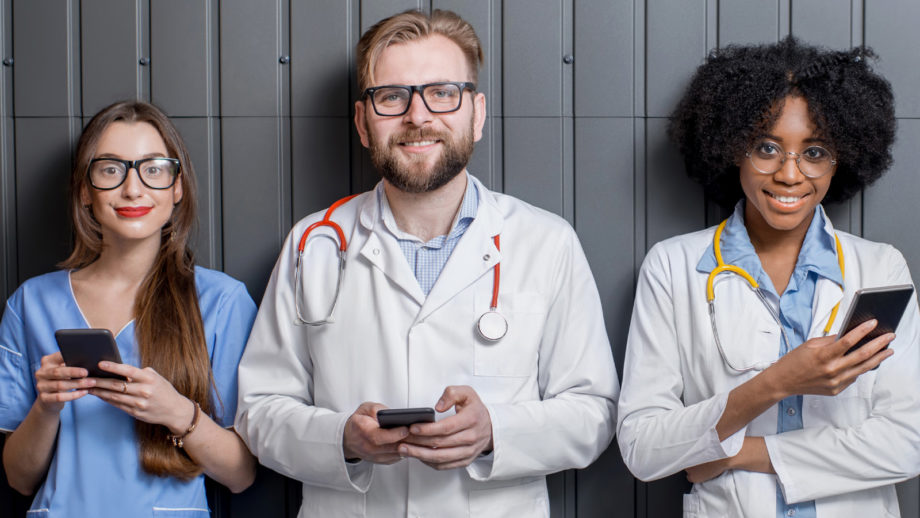3 läkare med mobiltelefoner funderar på sekretess.