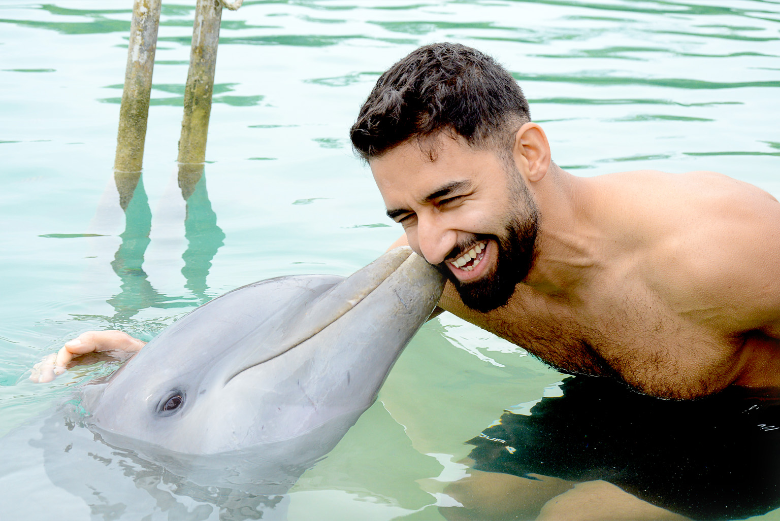 Imal Amiri får en puss av en delfin